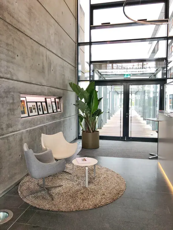 Lobby mit Bananenpflanze