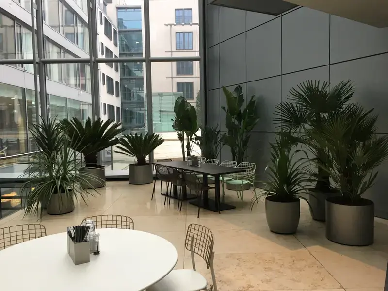 Atrium mit Pflanzen und Sitzbereich