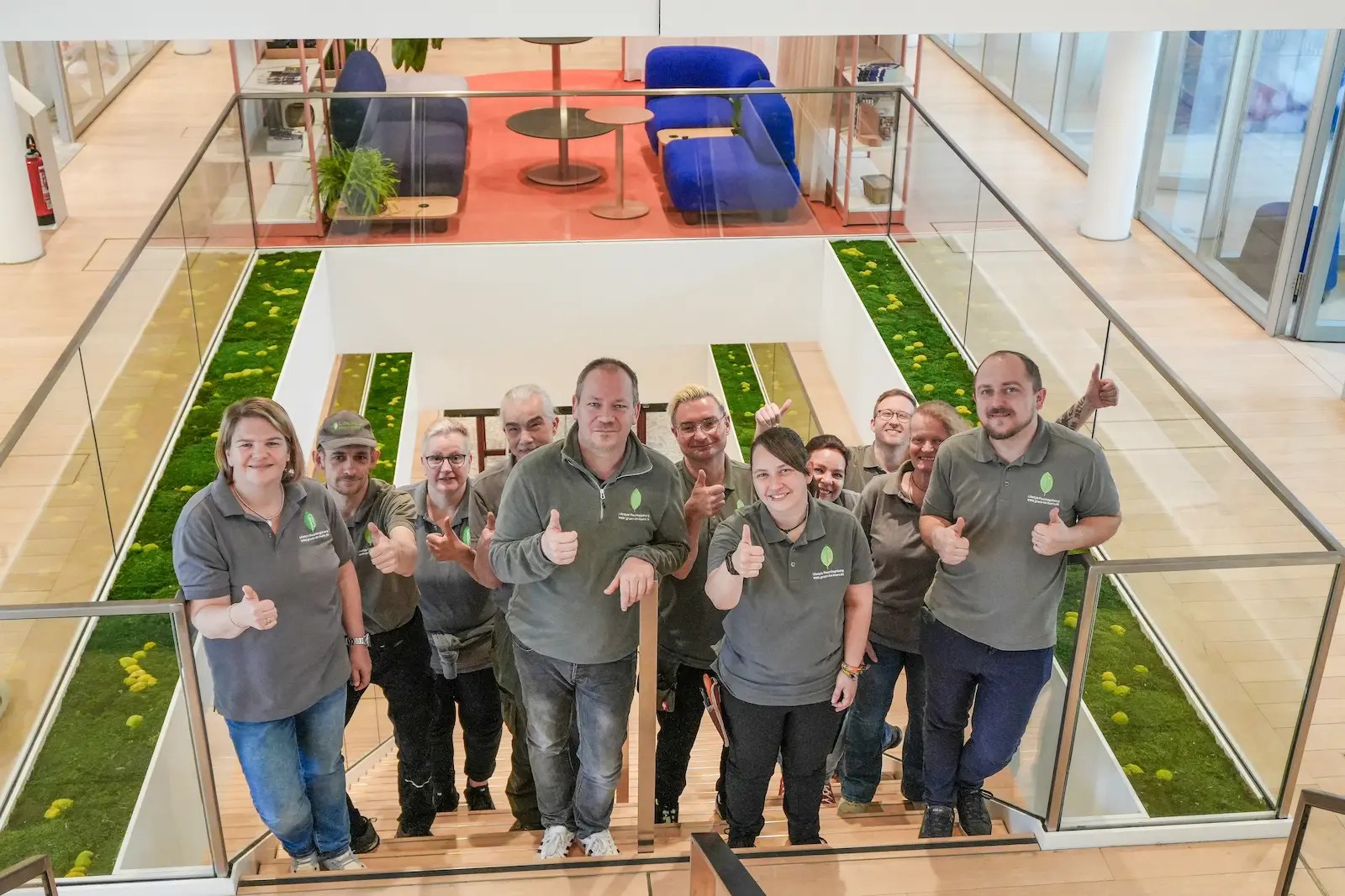 Team von Lifestyle Raumbegrünung bei der Arbeit